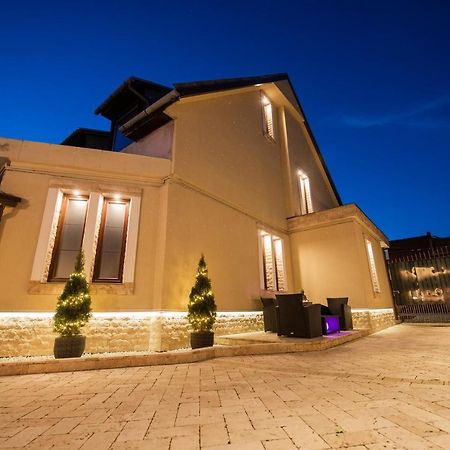 H & V Residence - Split Level Apartment Arad Exterior photo